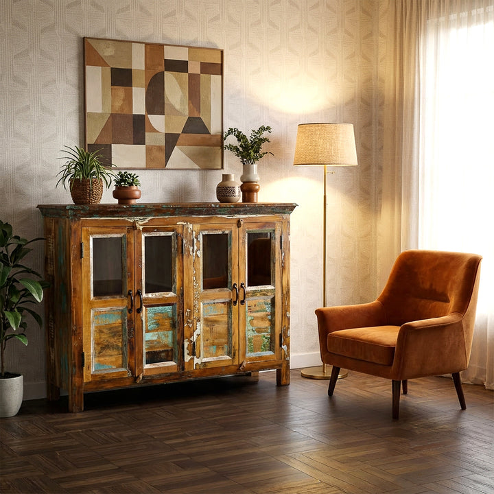 Vintage Sideboard aus Altholz mit Glastüren im Wohnzimmer