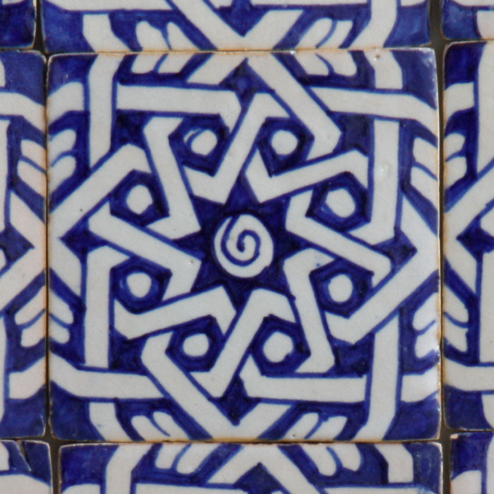 Piastrella dipinta a mano – Ornamento mediterraneo