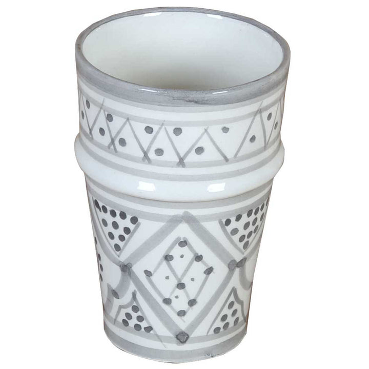 Tazza marocchina dipinta a mano, nei toni del grigio e del bianco, in ceramica