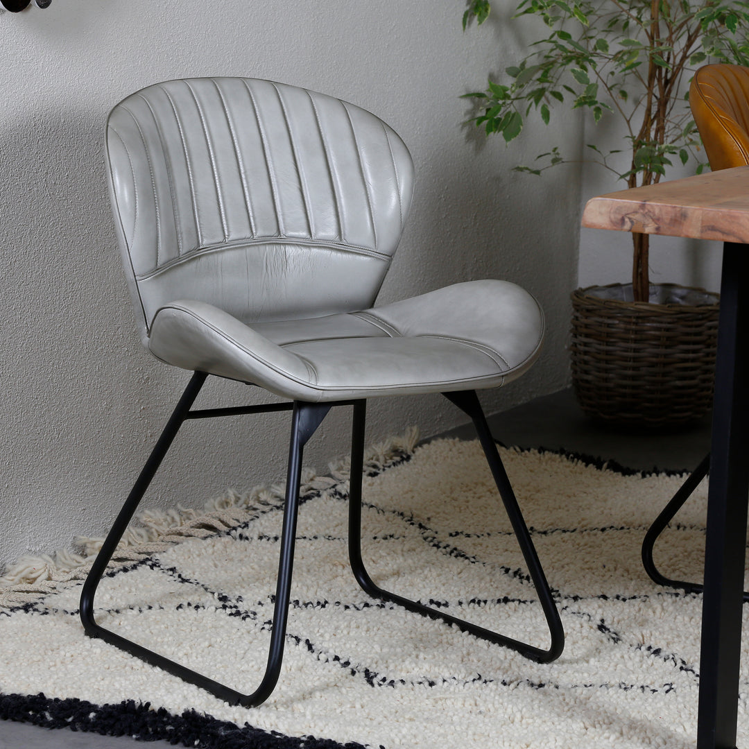 Sedia in pelle grigio chiaro