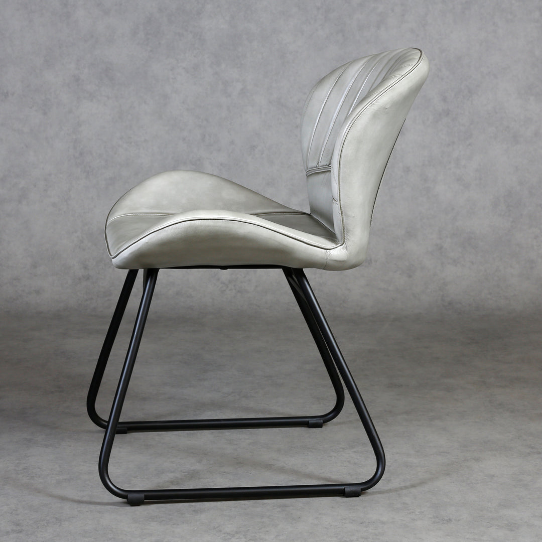 Sedia in pelle grigio chiaro