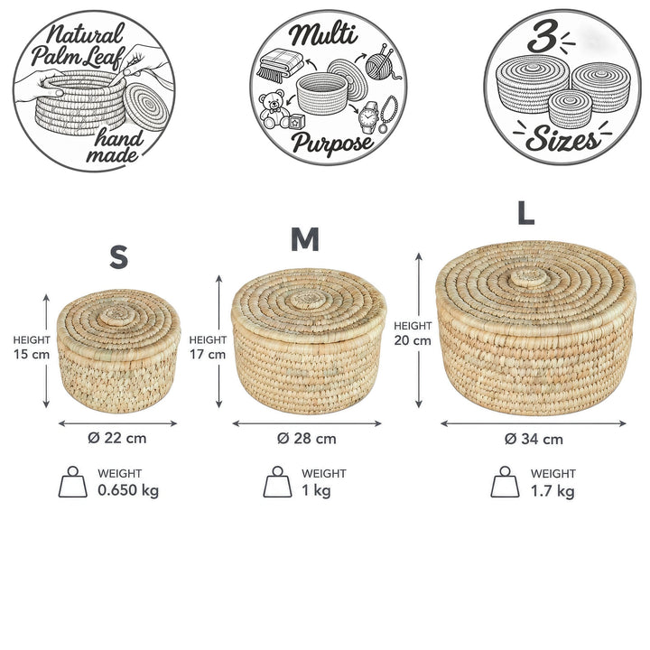 Cestini in foglia di palma con coperchio: S Ø 22 × 15 cm, 3,5 litri; M Ø 28 × 17 cm, 7 litri; L Ø 34 × 20 cm, 15 litri di capacità.
