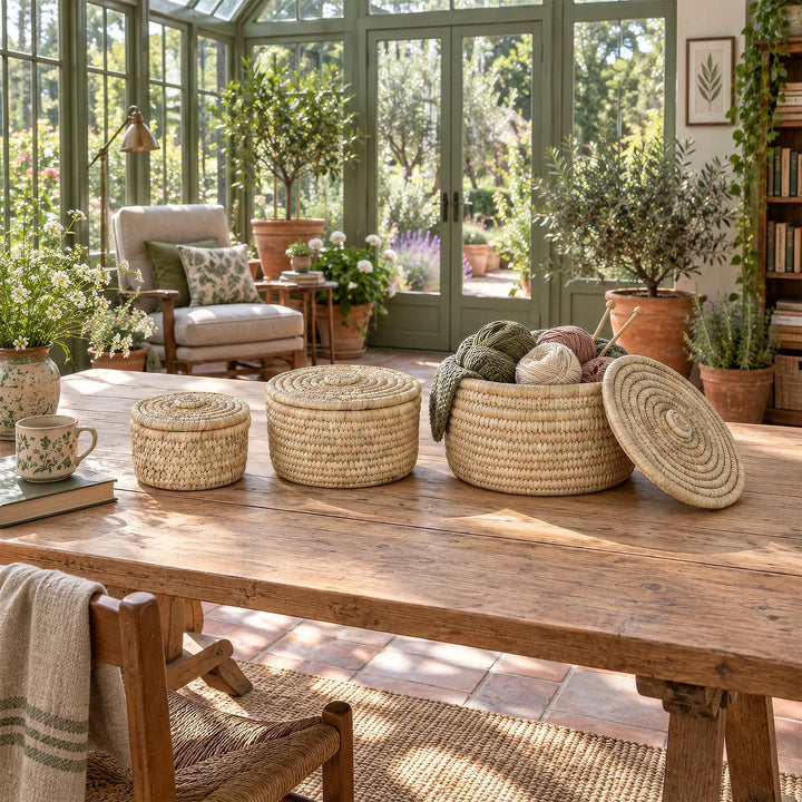 Tre cesti di foglie di palma nel giardino d'inverno, il più grande dei quali contiene il necessario per lavorare a maglia: con una capienza rispettivamente di 3,5 litri, 7 litri e 15 litri.