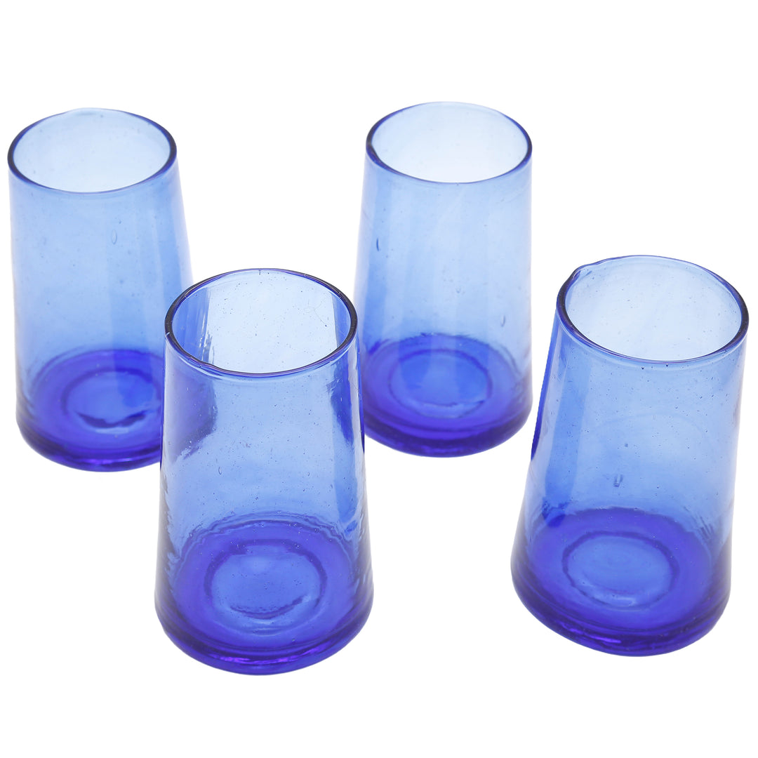 Bicchieri da cocktail blu con bevande estive - perfetti per feste in giardino e drink con lime