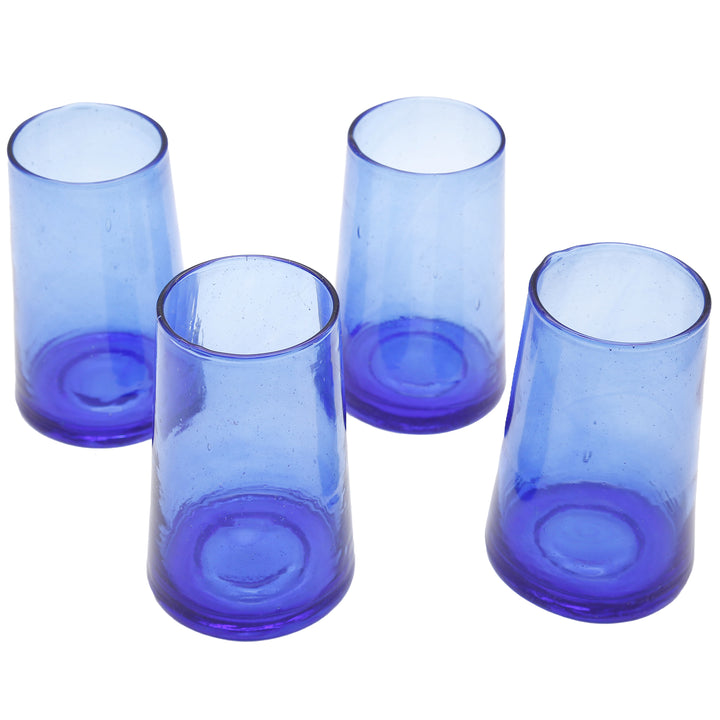 Bicchieri da cocktail blu con bevande estive - perfetti per feste in giardino e drink con lime