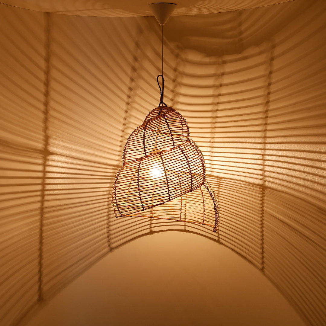 Spiralig geformte Deckenlampe aus Rattan mit feinem Geflecht, wirft ein beeindruckendes Licht- und Schattenspiel