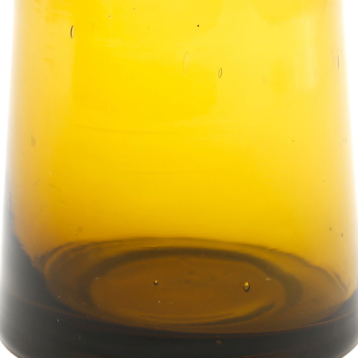 Primo piano del fondo del vetro con le tipiche sacche d'aria – caratteristiche del vetro soffiato a bocca