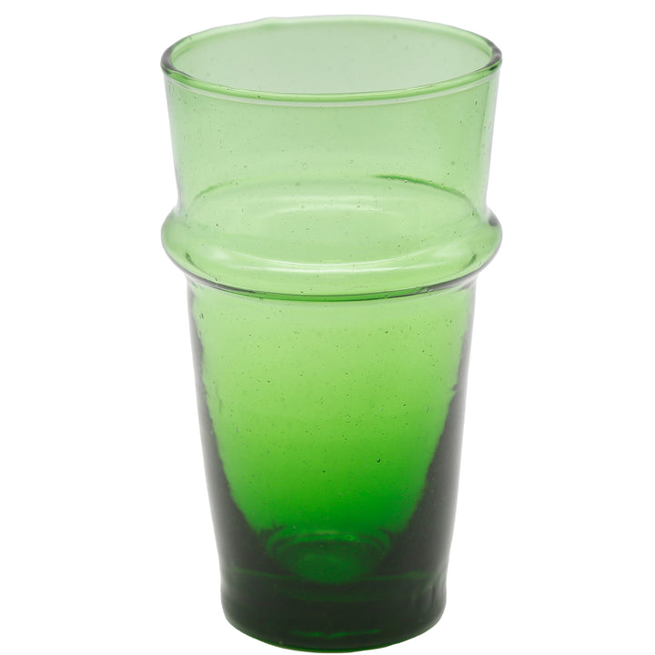 Dessert servito in un bicchiere di vetro verde lavorato con una consistenza individuale