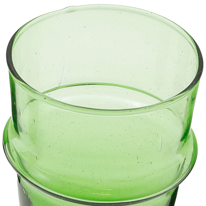 Caffè freddo in bicchiere verde, soffiato a bocca dalla forma autentica