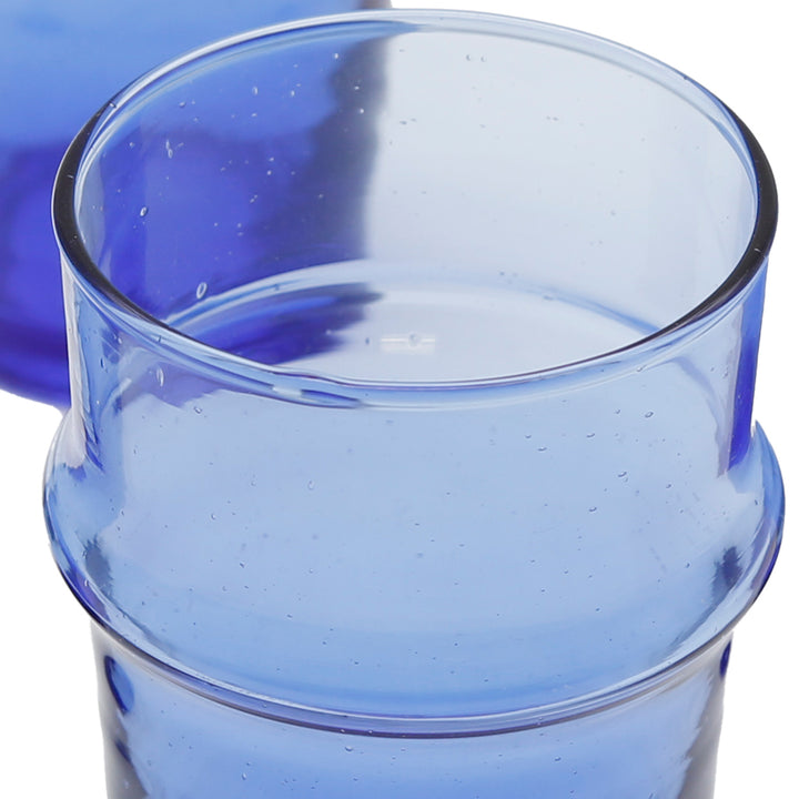 Ripresa dettagliata di un unico bicchiere blu: perfetto come bicchiere da caffè espresso con un elegante bordo della bocca