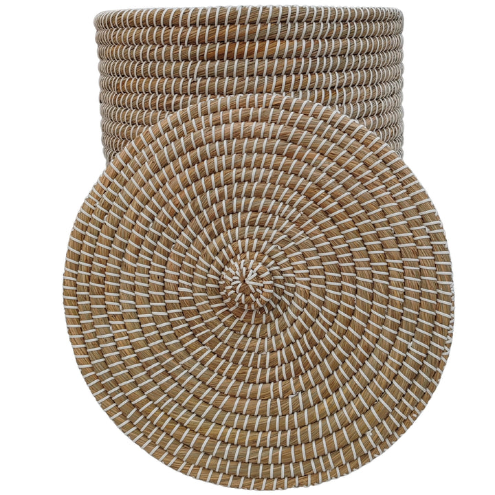 Cesto intrecciato in alghe marine, nei colori naturale/bianco, con una capienza di circa 65 litri e fondo visibile quando il coperchio è rimosso.