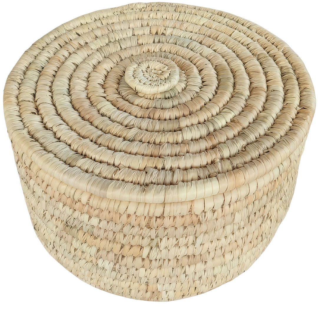 Cesto rotondo intrecciato in foglia di palma, con una capienza di 15 litri e un coperchio chiuso, caratterizzato da un motivo a spirale.