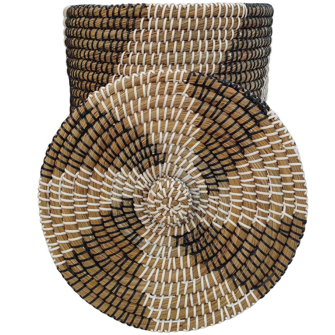 Cesto di alghe marine con una capacità di circa 40 litri; in primo piano, il coperchio decorato con pomello intrecciato, in primo piano.