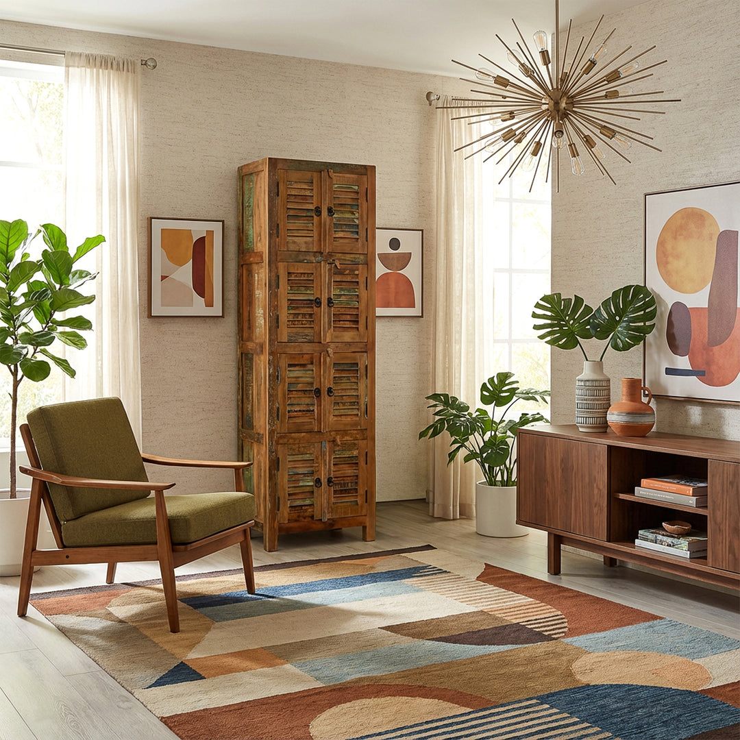 Hochschrank aus massivem Holz und Altholz im Vintage-Stil, im Wohnzimmer platziert