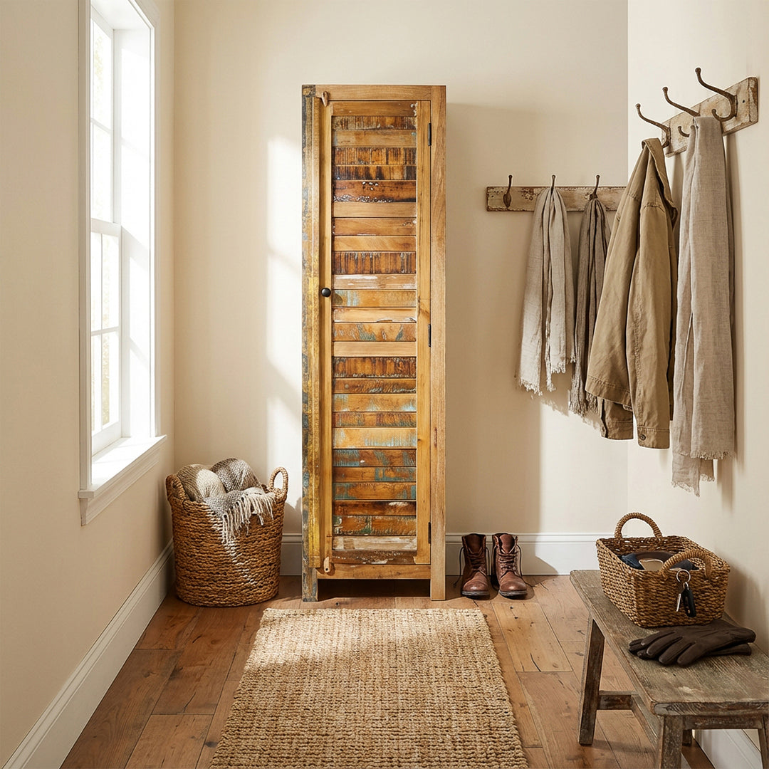 Schmaler Hochschrank aus Massivholz und Altholz im Vintage-Stil, im Flur platziert