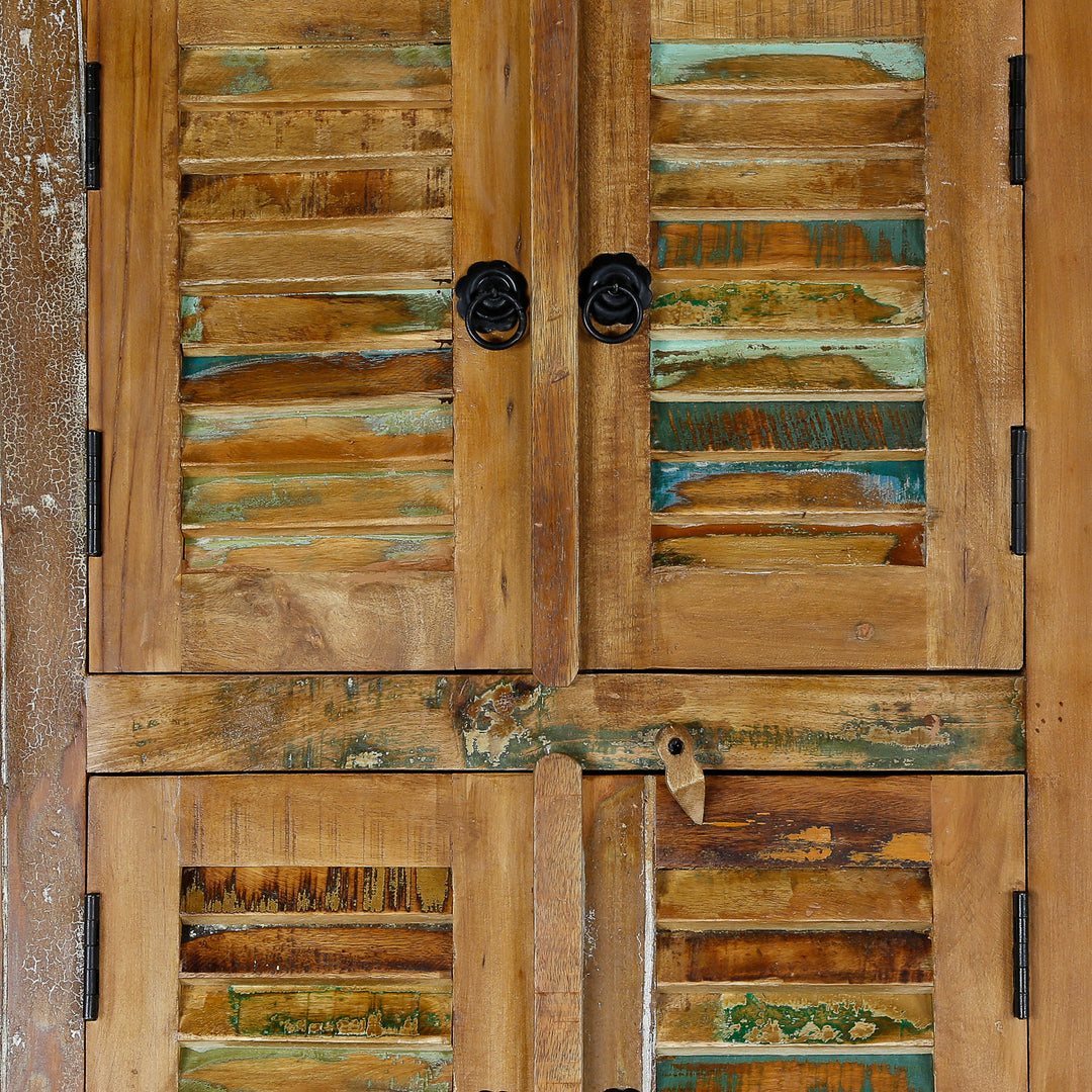 Detailansicht eines Hochschranks aus massivem Holz und Altholz im Vintage-Stil