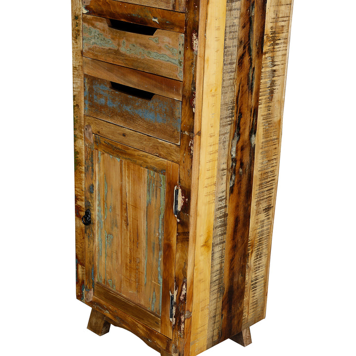 Schrank aus altholz und massivholz mit Schublade und Türen im Vintage-Stil, freistehend gezeigt