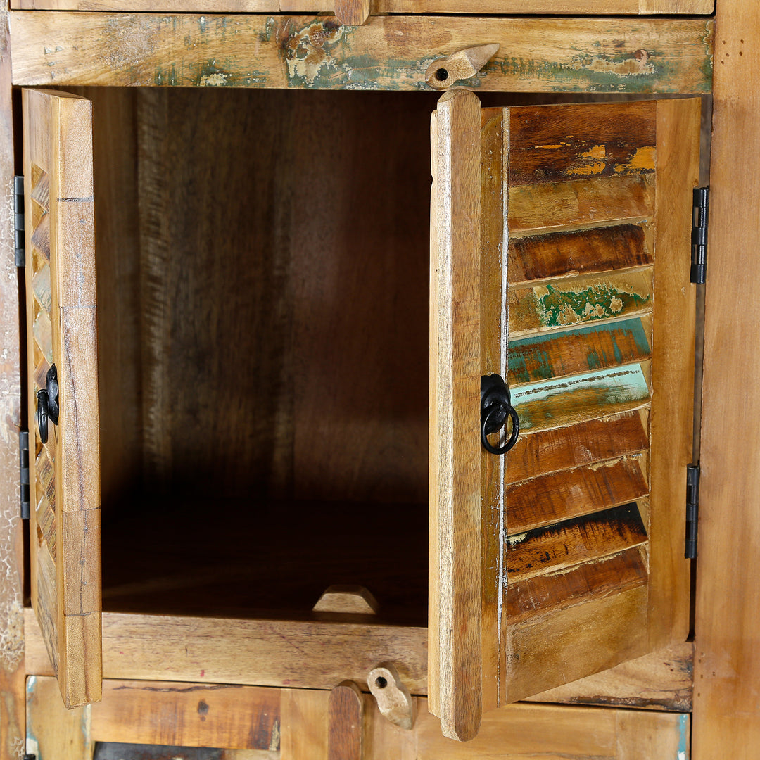 Detailansicht eines schmalen Schranks aus massivem Altholz im Vintage-Look