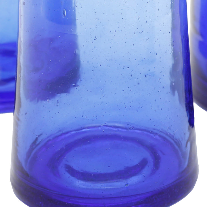 Quattro bicchieri da long drink in vetro riciclato blu: conici, pesanti e realizzati a mano