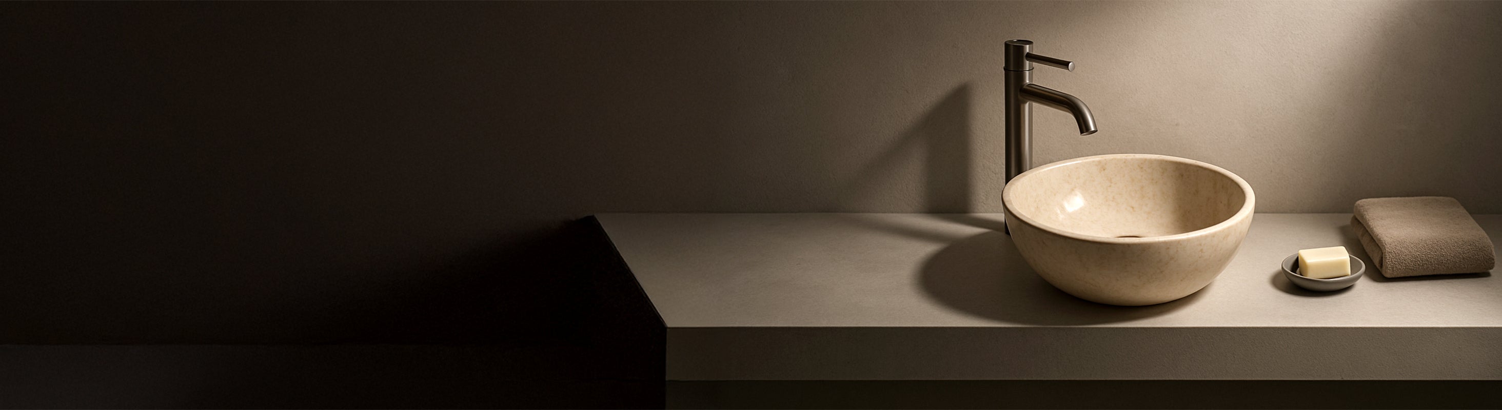Lavabo in marmo – Bagno minimalista con lavabo in marmo in pietra naturale, moderno ed elegantemente illuminato.