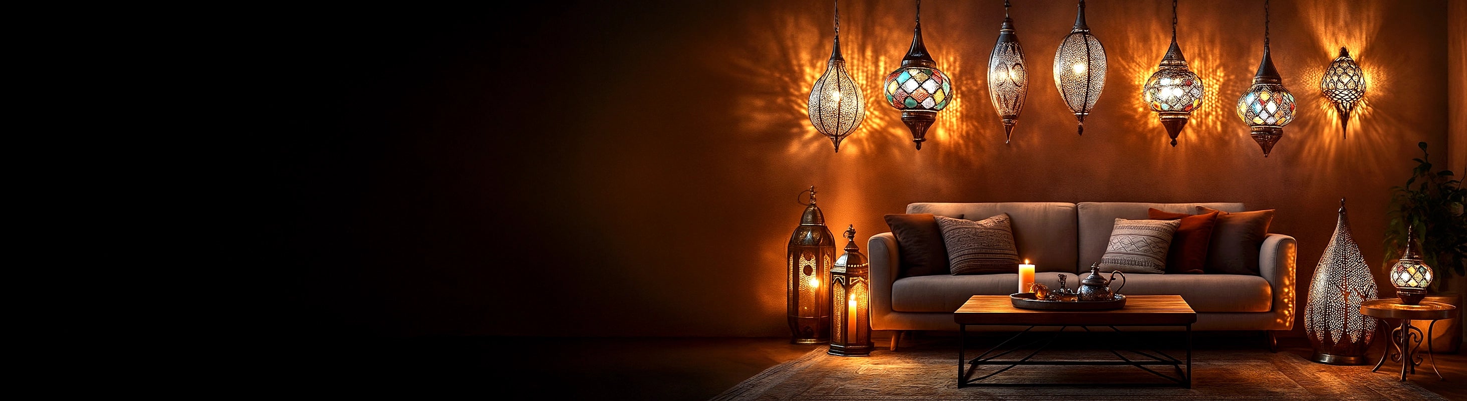 Lampade marocchine – Soggiorno con lampade marocchine, lanterne sospese e applique dalla luce calda, decorato con divani, accessori in ottone e pelle