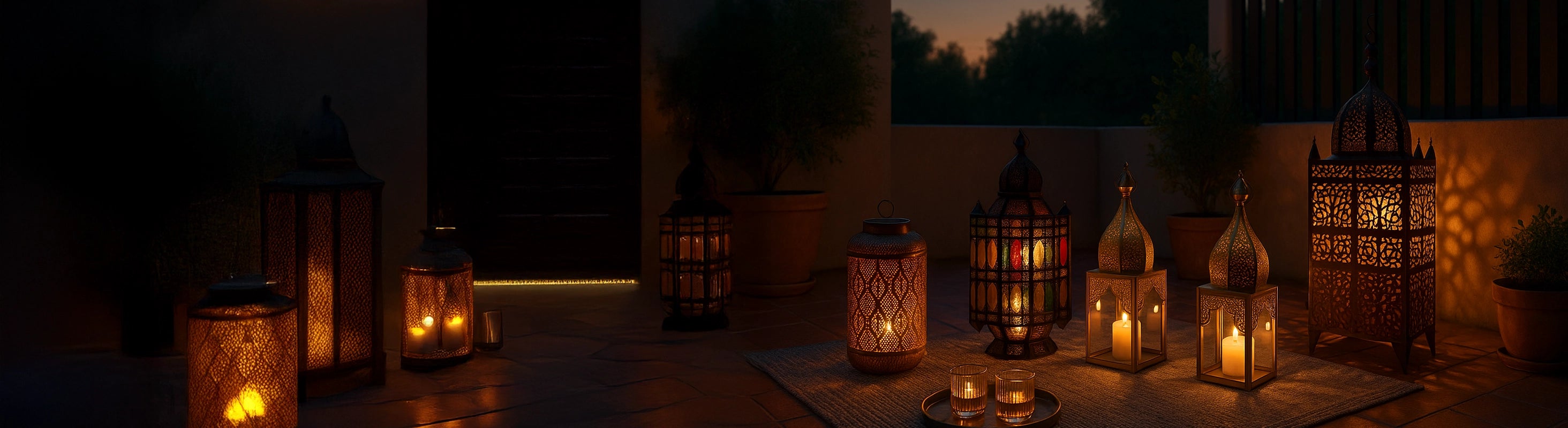 Lanterne marocchine – Varie lanterne marocchine al tramonto su una terrazza, illuminate con candele e motivi orientali sul pavimento e sulle pareti