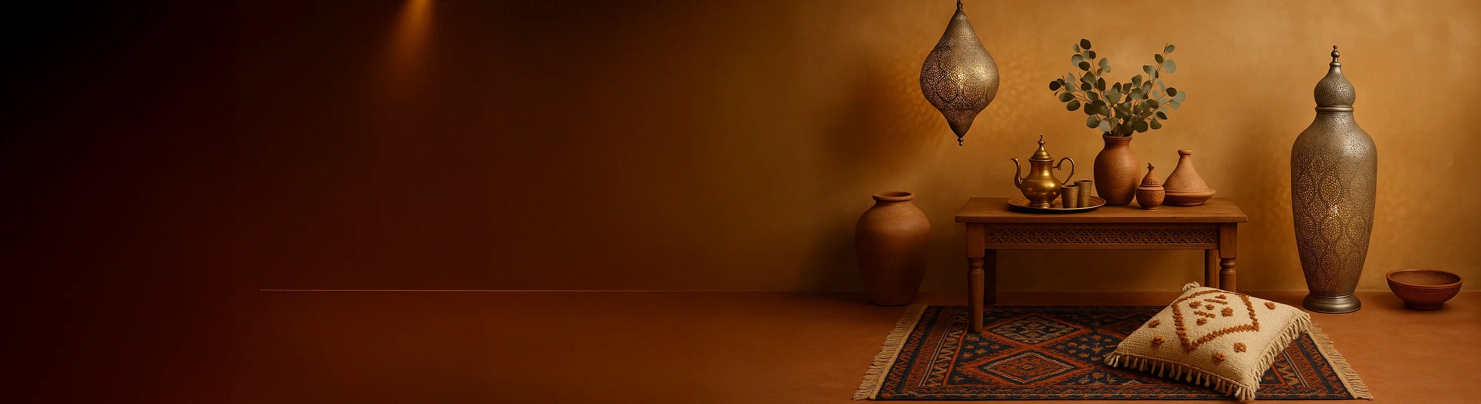 Marocco – Marokkanisches Deko-Arrangement mit orientalischen Hängelampen, Terrakotta-Gefäßen, geschnitzten Ornamenten, Tajine und Messingtablett.