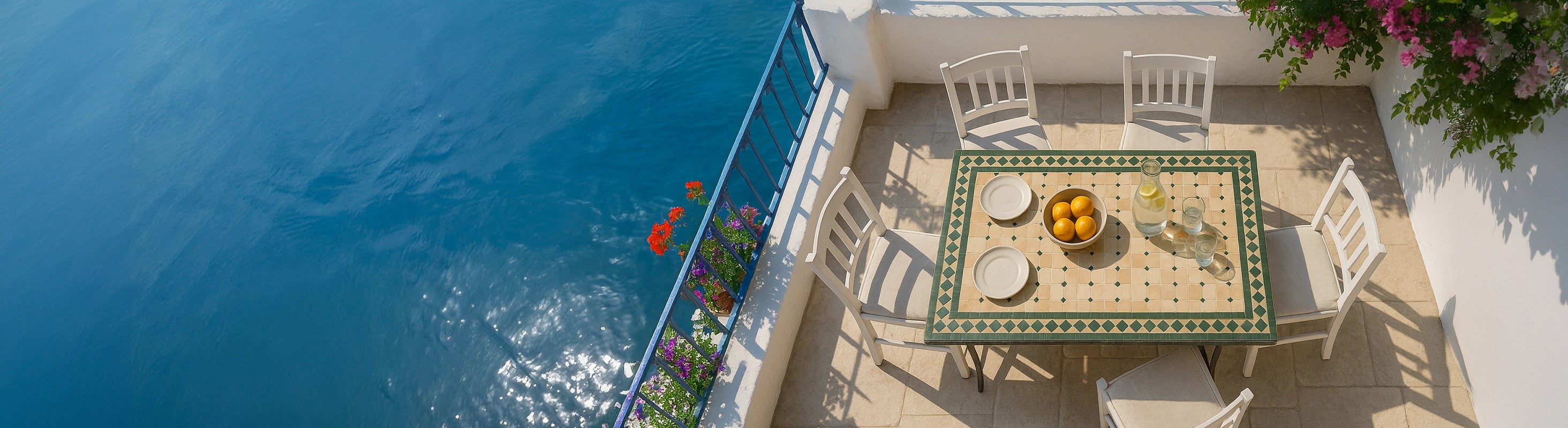 Tavoli in mosaico 120x80 – Mosaiktisch 120x80 cm in rechteckiger Form mit Sitzgruppe auf Balkon oder Terrasse am Meer – großer Tisch für gemeinsame Mahlzeiten