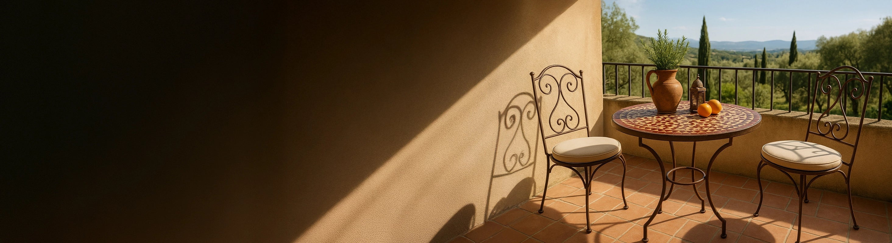 Tavoli in mosaico Ø70 – Runder Mosaiktisch Ø70 cm mit Zellige-Fliesen als Esstisch auf sonniger Terrasse mit zwei Stühlen – ideal für 2 bis 3 Personen.