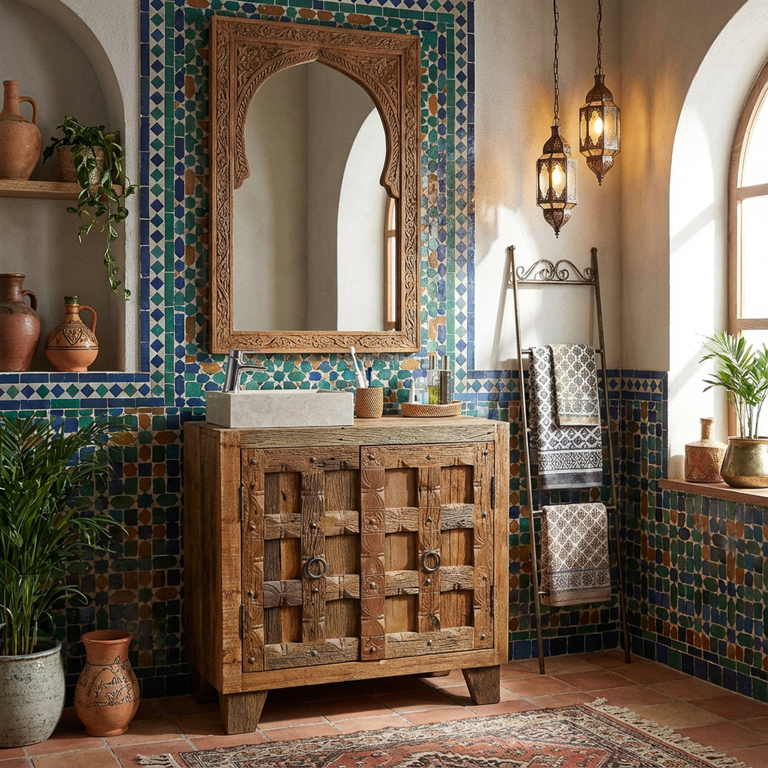 Eckiges Aufsatzwaschbecken aus hellem Naturstein auf Holzunterschrank im orientalischen Bad mit Mosaikfliesen
