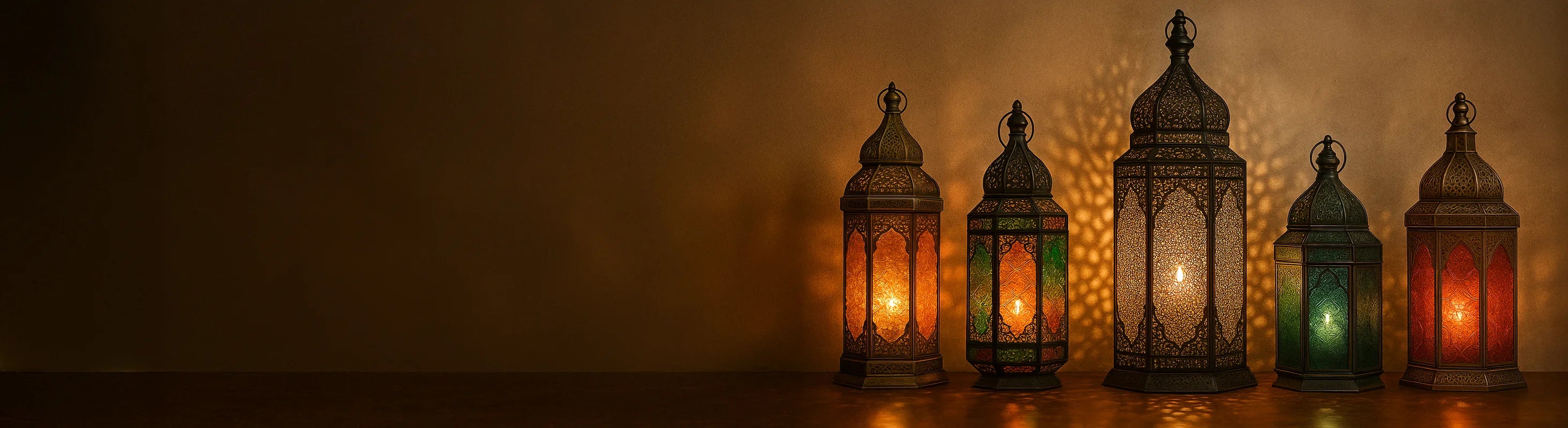 Lanterne orientali – Lanterne orientali in vetro e metallo su un pavimento in pietra su uno sfondo marocchino forniscono una luce calda e suggestiva.