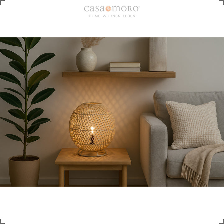 Runde Rattanlampe auf Holztisch neben Sofa, sanftes Licht und natürliche Einrichtung