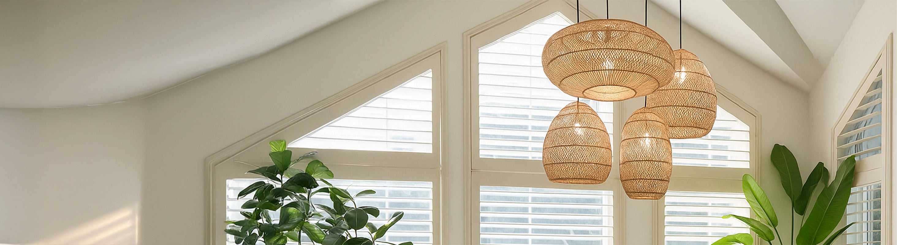 Lampade in rattan – Lampade in rattan intrecciato di diverse forme, come lampade a sospensione nel soggiorno con piante e luce naturale