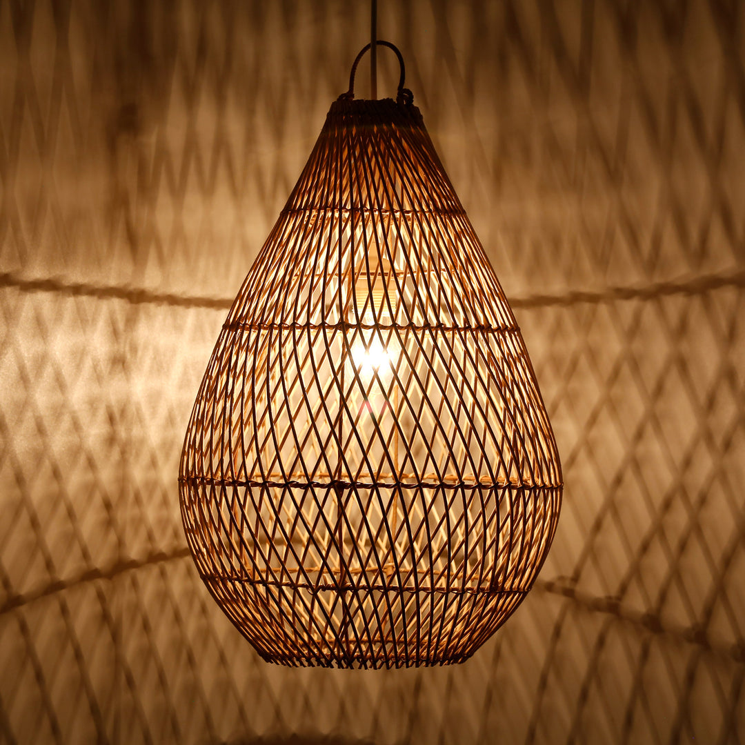 Tropfenförmiger Lampenschirm aus handgeflochtenem Rattan mit feinem Geflecht und warmem Lichtspiel