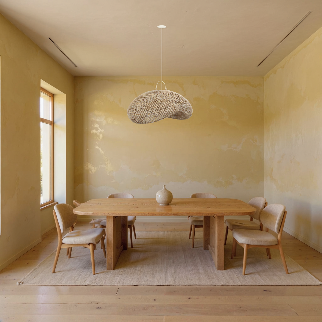 Visualisierung der Rattan-Pendelleuchte Luna mit welligem Schirm über einem Holztisch im hellen Esszimmer