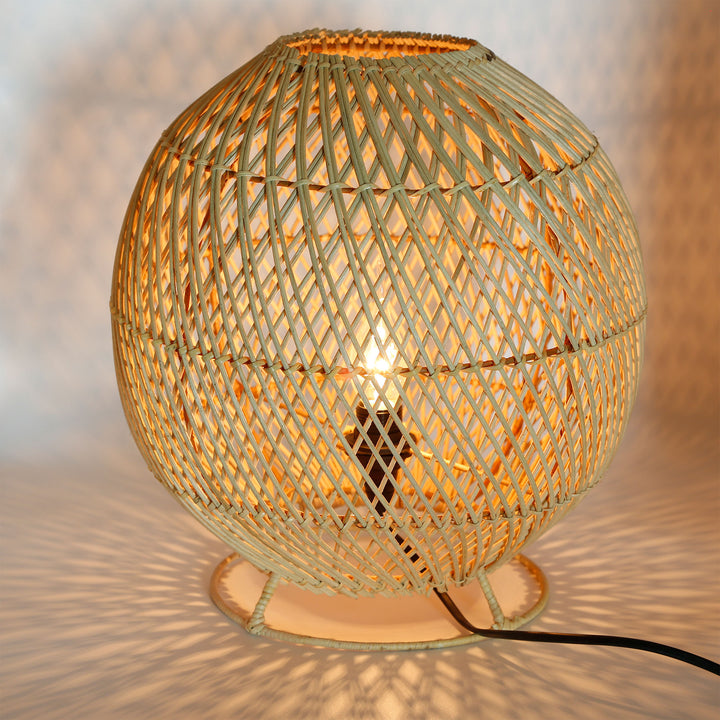 Runde Rattan Stehlampe mit feinem Flechtmuster und warmem Lichtspiel auf Wand und Boden
