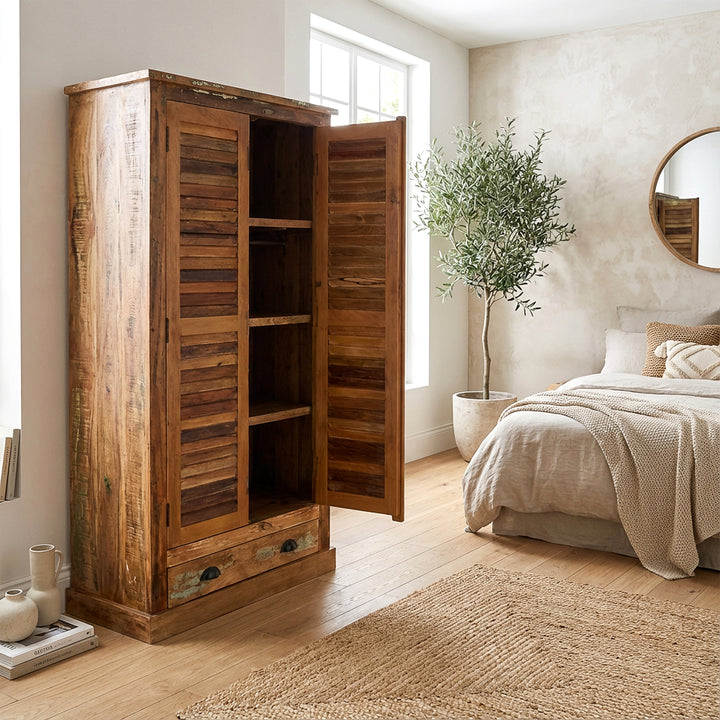 Schlafzimmer-Schrank aus massivem Holz und Altholz im Landhausstil mit Vintage-Look
