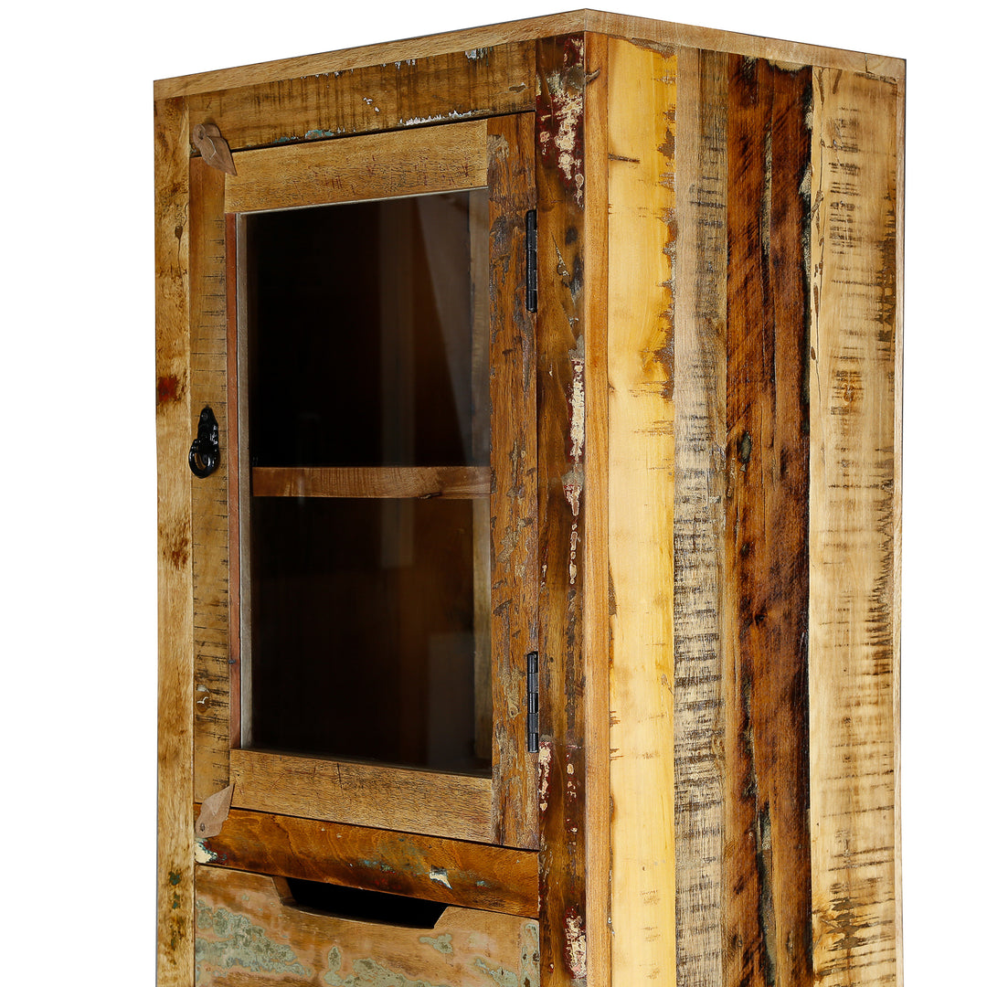 Schrank aus massivholz und altholz mit Glastür im Vintage-Stil, freistehend gezeigt