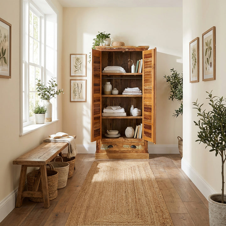 Schrank aus massivem Holz und Altholz im Landhausstil, offen im Flur platziert