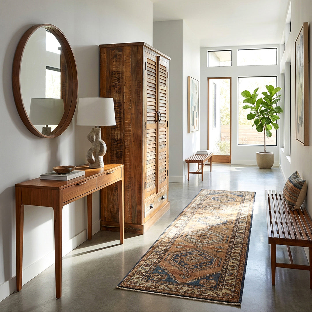 Schrank aus massivholz im Vintage-Look, stilvoll platziert im modernen Flur