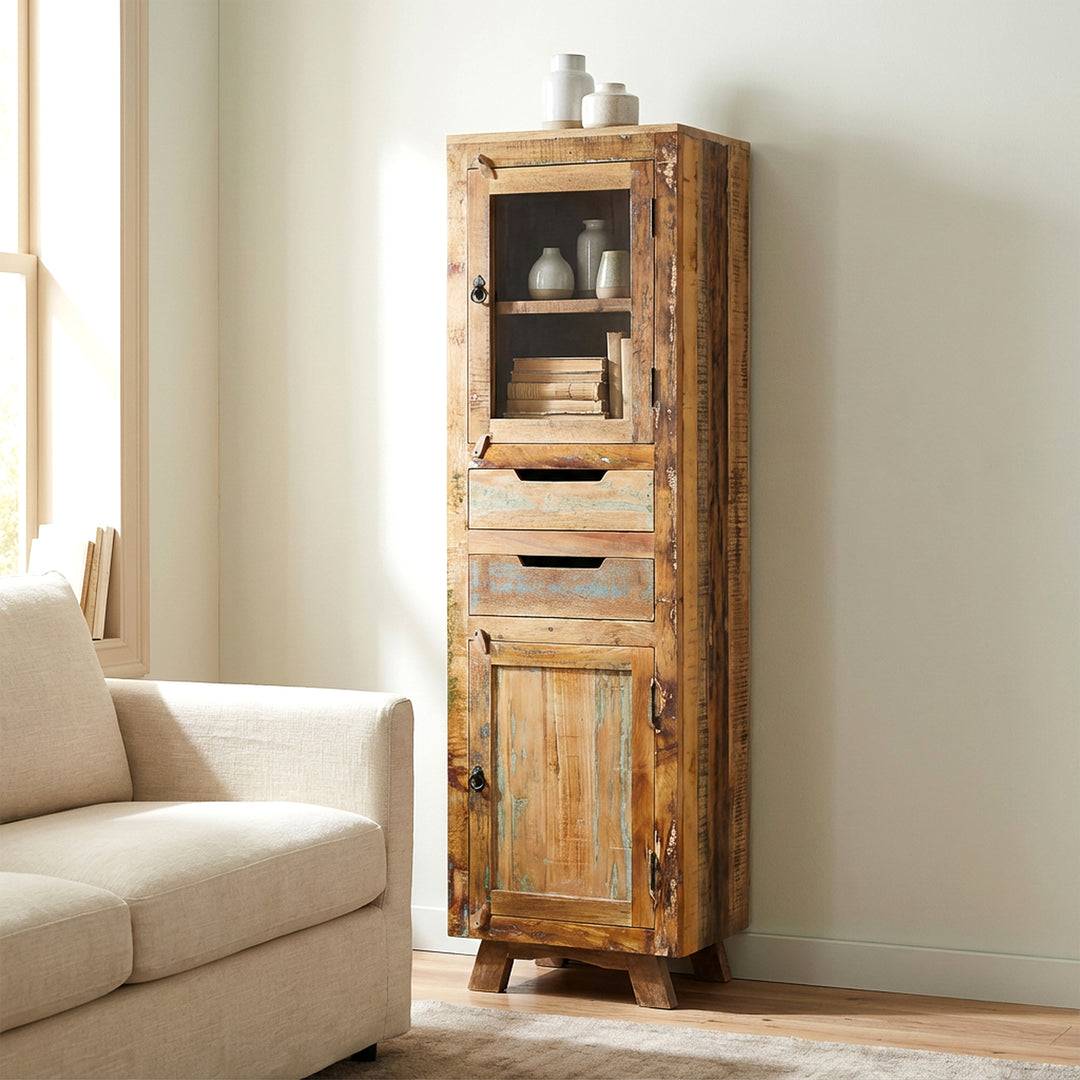 Schrank aus massivholz und altholz mit Schublade und Türen im Vintage-Stil, im modernen Wohnzimmer platziert