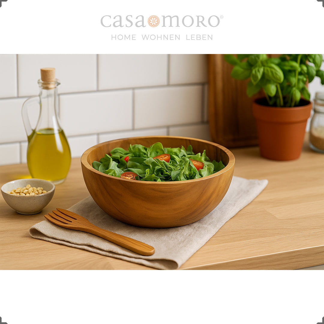 Ciotola rotonda con insalata per un'atmosfera da cucina naturale