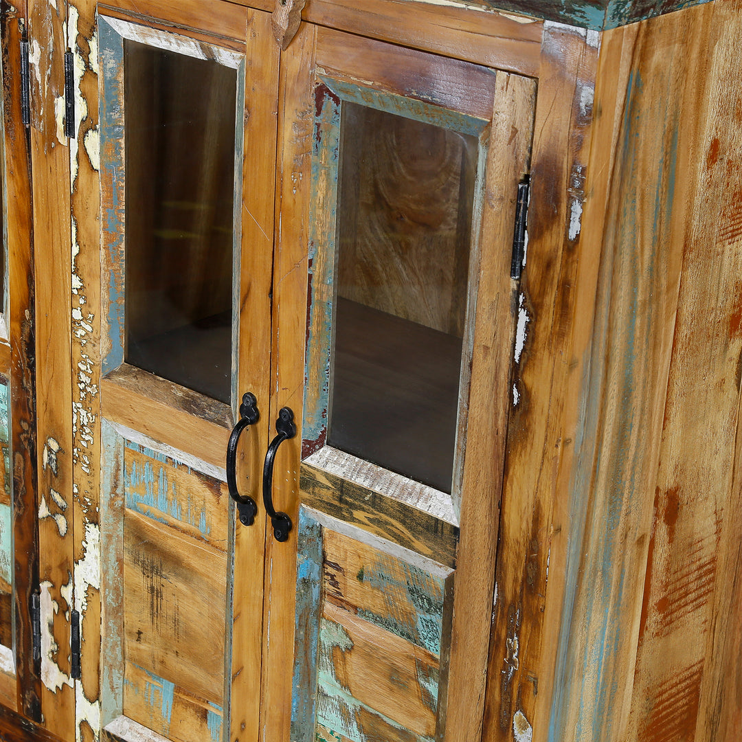 Detailansicht eines Sideboards aus Altholz mit Glastüren und Patchwork-Holz