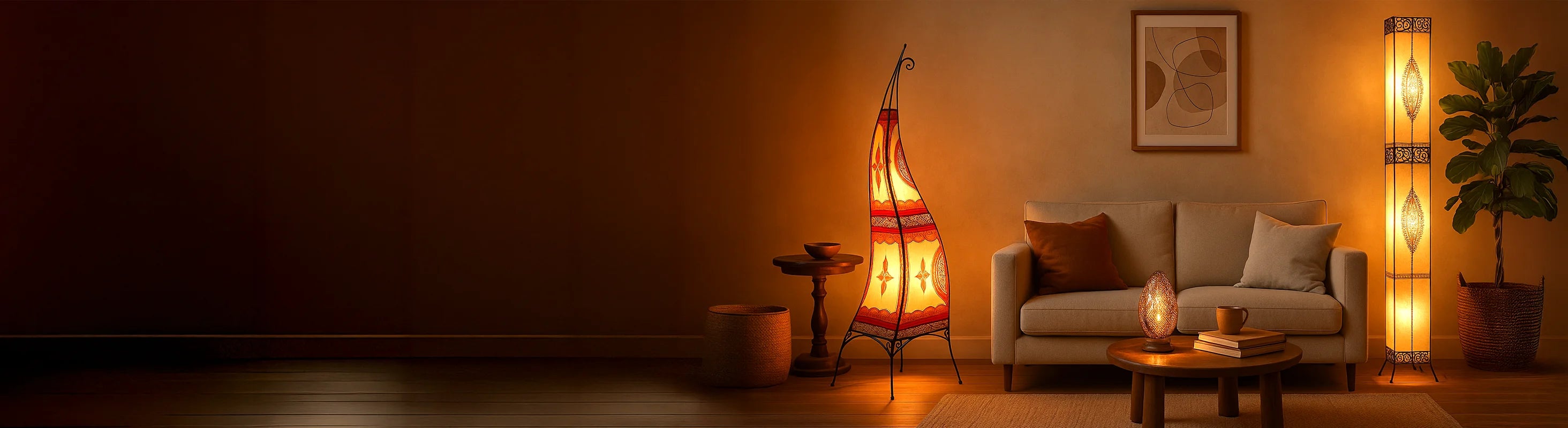 Lampade da terra – Soggiorno con lampade da terra in pelle e metallo fatte a mano - illuminazione suggestiva accanto al divano e al tavolino