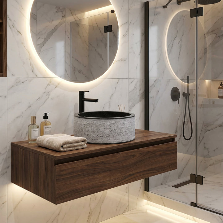 Rundes Steinwaschbecken auf schwebender Holzkonsole, modern kombiniert mit schwarzer Armatur im eleganten Designbad.