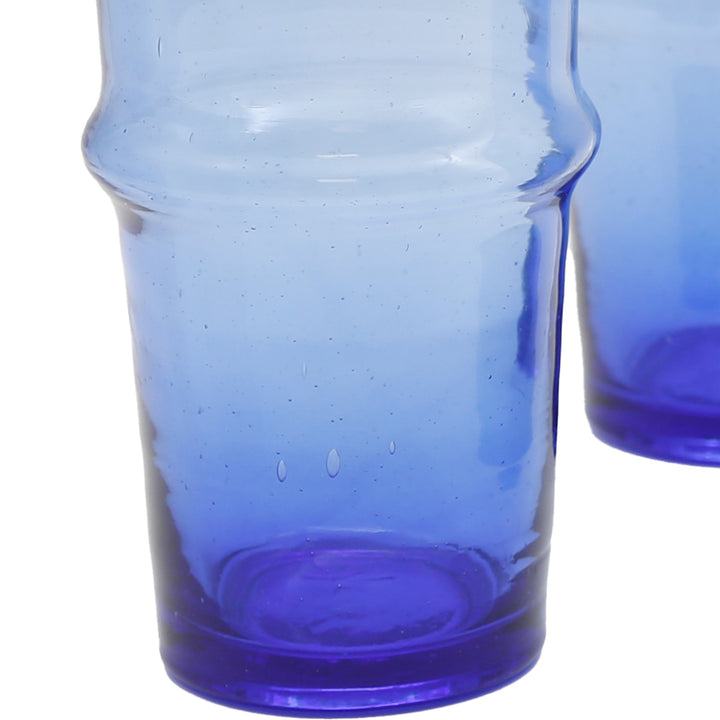 Set di bicchieri per l'uso quotidiano: servito con tè freddo, limonata, caffè espresso e cappuccino - con stile su vassoi di legno