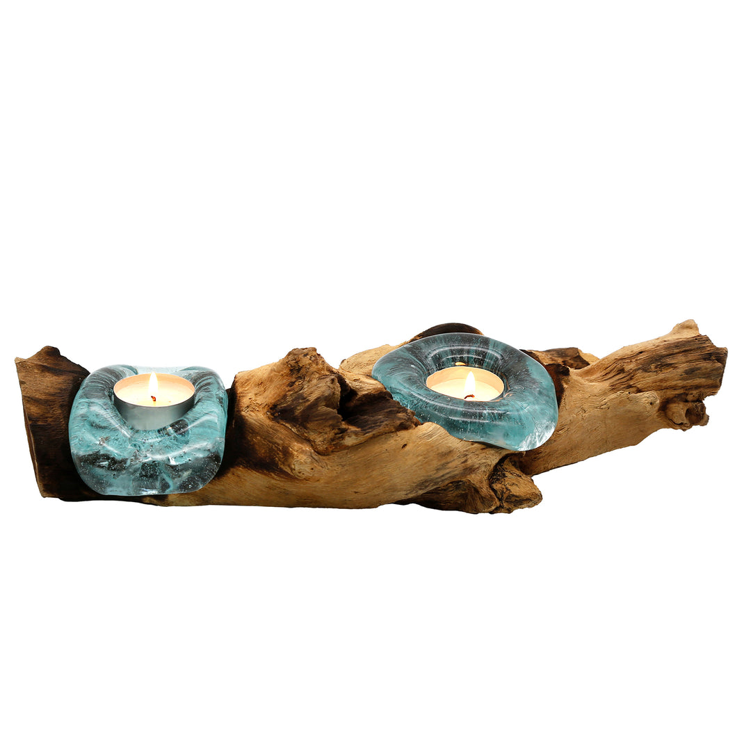 Länglicher Teelichthalter mit zwei Glasformen auf natürlichem Wurzelholz, dessen warmes Kerzenlicht sanfte Akzente setzt.