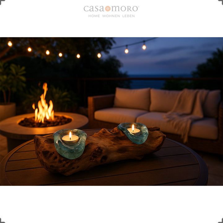 2er Teelichthalter aus Glas und Wurzelholz auf einem Outdoor-Tisch, sein warmes Licht ergänzt die gemütliche Abendstimmung auf der Terrasse.