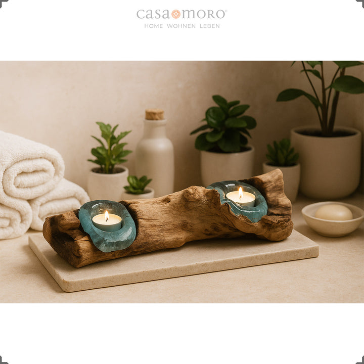 2er Teelichthalter aus Glas und Wurzelholz im Badezimmer, sein sanftes Licht ergänzt die entspannte Spa-Atmosphäre mit Pflanzen und Handtüchern.