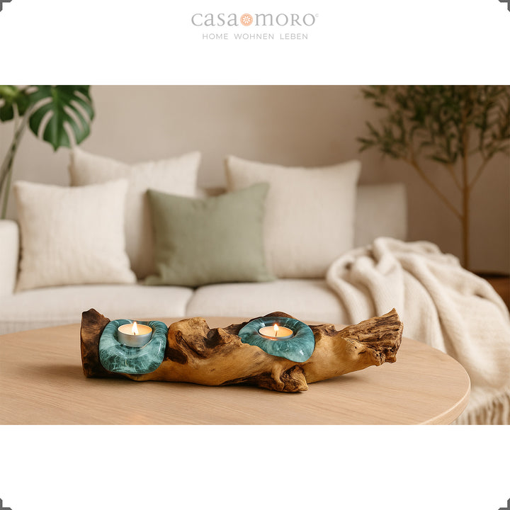Teelichthalter aus Glas und Wurzelholz auf einer Kommode, sein warmes Licht ergänzt die schlichte, natürliche Raumgestaltung.